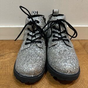 Girls sparkly silver boots.